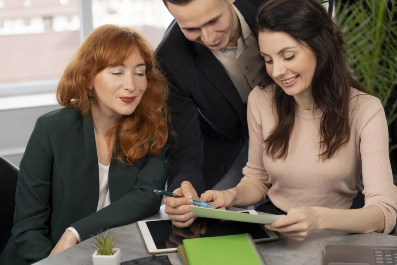 Arbeitsplatz mit Finanzunterlagen und Laptop