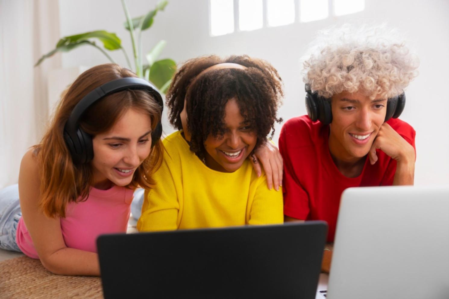 Nahaufnahme von Finanzplanungsunterlagen und Notizen