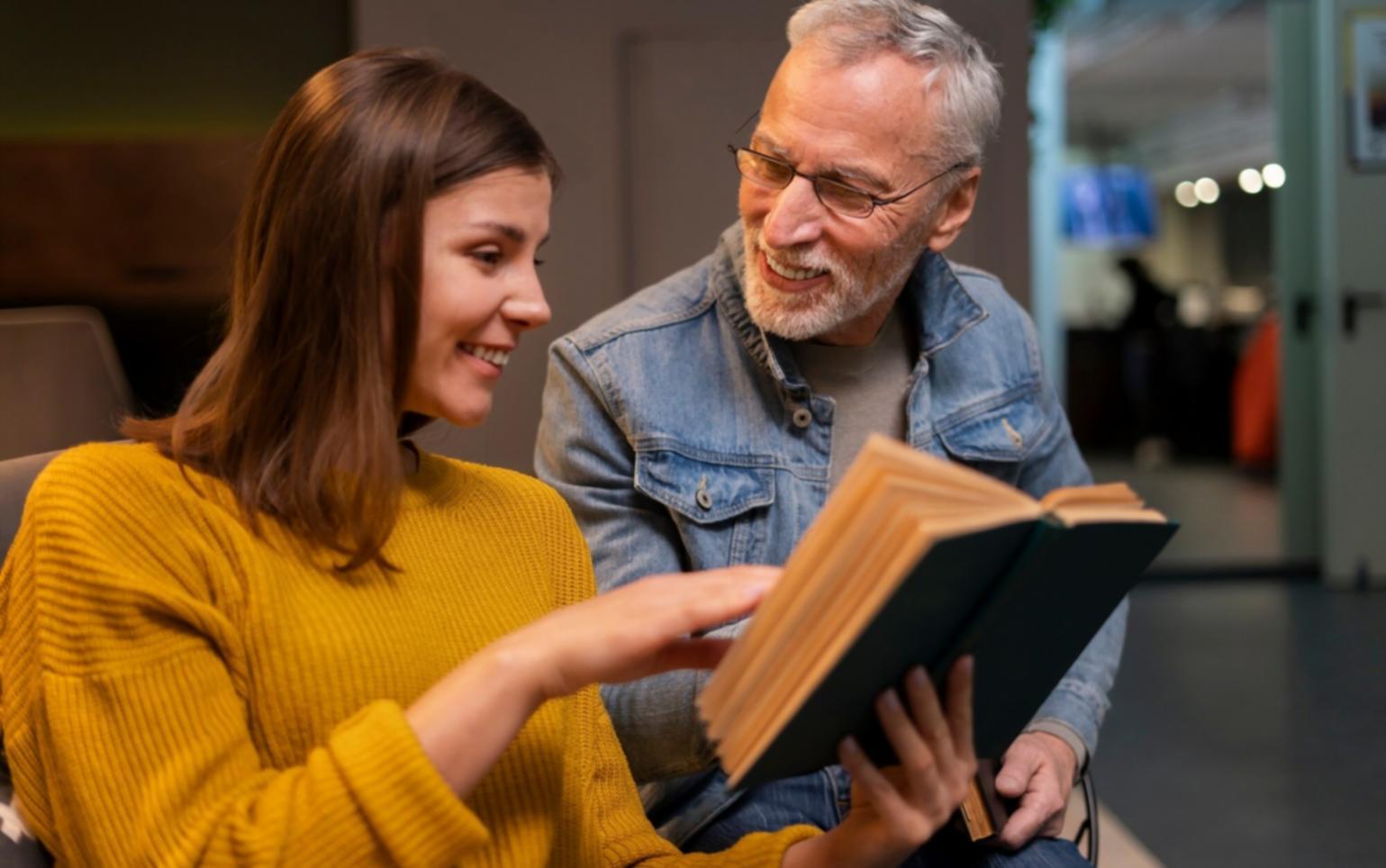 Personen in einer ruhigen Lernumgebung beim gemeinsamen Arbeiten an finanziellen Themen
